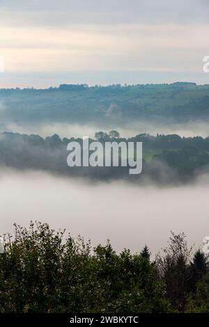 Blick nach Süden vom Stanton Moor über nebelige Landschaft, die durch Wolkenumkehr im Derwent Valley in der Nähe des Matlock Derbyshire Peak District, England, Großbritannien, verursacht wurde Stockfoto