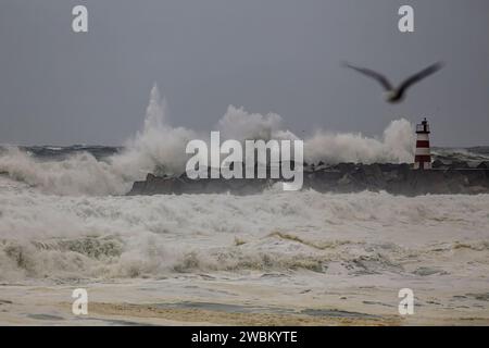 Zugang zum Hafen von Povoa de Varzim bei starkem Sturm, nördlich von Portugal. Stockfoto