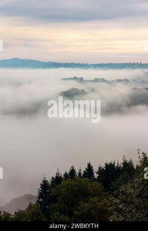 Blick nach Süden vom Stanton Moor über nebelige Landschaft, die durch Wolkenumkehr im Derwent Valley in der Nähe des Matlock Derbyshire Peak District, England, Großbritannien, verursacht wurde Stockfoto