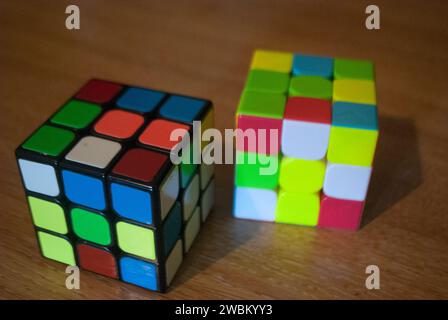 Zwei Rührwürfel von rubik auf einem Schreibtisch Stockfoto