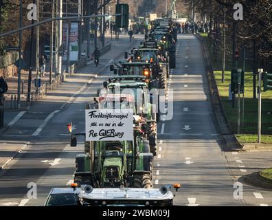 11. Januar 2024, Hessen, Frankfurt/Main: Bauern, hauptsächlich aus der benachbarten Wetterau, reisen im Konvoi zu einer Protestveranstaltung gegen die geplanten Kürzungen der Subventionen für landwirtschaftlichen Diesel durch die Ampelregierung auf dem Frankfurter Messegelände. Foto: Frank Rumpenhorst/dpa Stockfoto