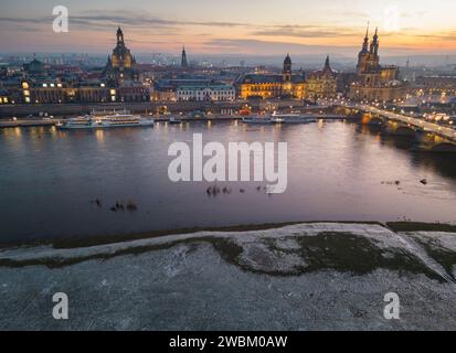 Dresden, Deutschland. Januar 2024. Die Elbwiesen sind abends vor der historischen Altstadt von der letzten Überschwemmung gefroren. (Luftaufnahme mit Drohne) Credit: Robert Michael/dpa/Alamy Live News Stockfoto