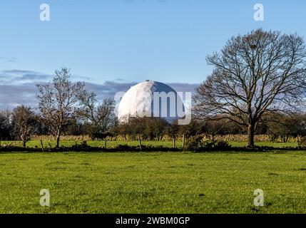 North Yorkshire Dales mit Menwith Hill Radome im Hintergrund, North Yorkshire, England, Vereinigtes Königreich Stockfoto