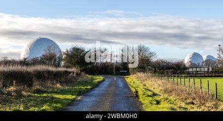 North Yorkshire Dales mit Radomen von Menwith Hill im Hintergrund, North Yorkshire, England, Vereinigtes Königreich Stockfoto