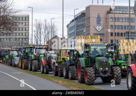 Bauernprotest in Nürnberg Demonstration der Landwirte in Nürnberg, Einfahrt über den Rathenauplatz über den Laufertorgraben in Richtung Hauptbahnhof. Nürnberg Bayern Deutschland *** Bauernproteste in Nürnberg Demonstration der Bauern in Nürnberg, Einreise über Rathenauplatz über Laufertorgraben in Richtung Nürnberger Hauptbahnhof Bayern Deutschland 20240108-6V2A7916-Bearbeitet Stockfoto