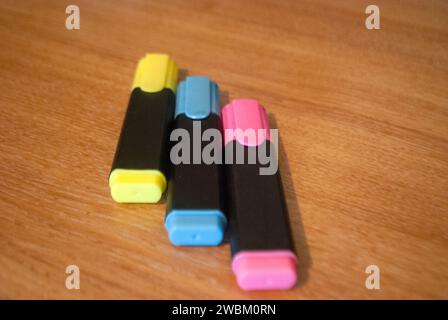 Zwei rubiks Würfel auf einem Schreibtisch Stockfoto