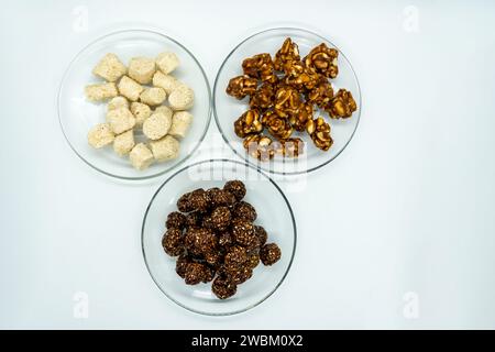 Drei Teller voller Sesam Ladoo, Til Ko Laddu, Jaggery Peanuts Laddoo für Maghe Sankranti und Makar Sankranti Festival in Nepal und Indien Stockfoto