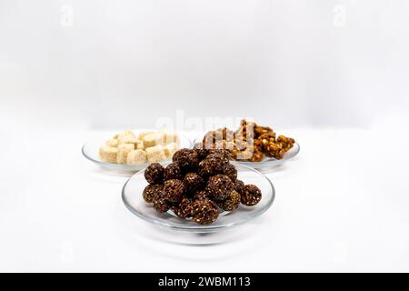 Drei Teller voller Sesam Ladoo, Til Ko Laddu, Jaggery Peanuts Laddoo für Maghe Sankranti und Makar Sankranti Festival in Nepal und Indien Stockfoto