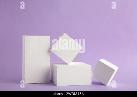 Abstrakte Minimalszene mit geometrischen Formen auf violettem Hintergrund. Abstrakter Hintergrund. Leerzeichen für Text. Draufsicht Stockfoto