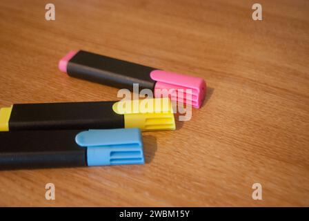 Zwei rubiks Würfel auf einem Schreibtisch Stockfoto
