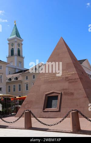 Karlsruher Pyramide und der Turm der Evangelischen Stadtkirche im Hintergrund (Karlsruhe, Baden) Stockfoto