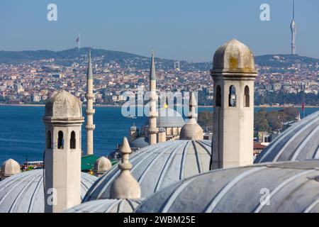 Blick auf Istanbul vom Stadtteil Suleymaniye mit Camlica Hills und Moscheen. Besuchen Sie istanbul Concept Background. Stockfoto