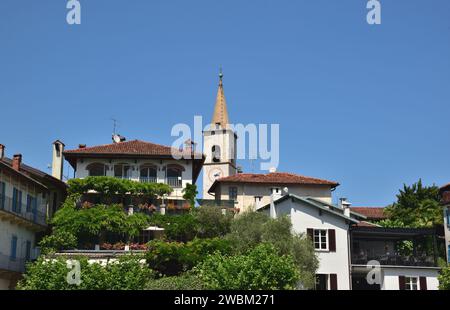 Der Turm der Chiesa di San Vittore auf der Isola dei Pescatore ist zwischen den Häusern zu sehen. Stockfoto