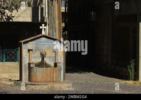 Ein alter Löwenbrunnen in einem libanesischen Dorf. Stockfoto