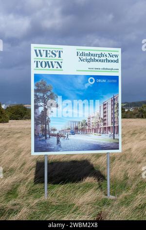 Schild für das neue West Town Edinburgh Erweiterungsbauprojekt in der Nähe des Flughafens Edinburgh und Ingliston - Edinburgh, Schottland, Großbritannien Stockfoto