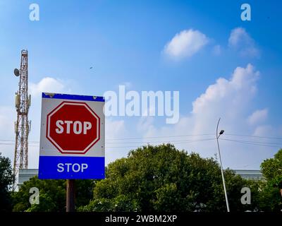 Verkehrsschild, das den Fahrer anzeigt, muss an der Kreuzung vor Ihnen zum Stillstand kommen. Stockfoto