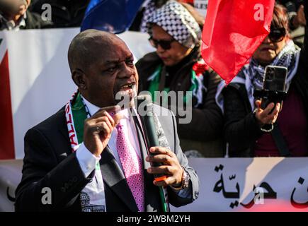 11. Januar 2024: Tunis, Tunesien. 11. Januar 2024. Pro-palästinensische Demonstranten heben palästinensische Fahnen und Banner vor der südafrikanischen Botschaft in Tunis an. Die Demonstration fiel mit der Einreichung einer Völkermordklage gegen Israel beim Internationalen Gerichtshof in den Haag zusammen. Südafrika beschuldigt Israel, seit dem 7. Oktober einen Völkermord am Gaza-Streifen begangen zu haben (Credit Image: © Hasan mrad/IMAGESLIVE via ZUMA Press Wire). Nicht für kommerzielle ZWECKE! Stockfoto