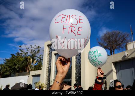 11. Januar 2024: Tunis, Tunesien. 11. Januar 2024. Pro-palästinensische Demonstranten heben palästinensische Fahnen und Banner vor der südafrikanischen Botschaft in Tunis an. Die Demonstration fiel mit der Einreichung einer Völkermordklage gegen Israel beim Internationalen Gerichtshof in den Haag zusammen. Südafrika beschuldigt Israel, seit dem 7. Oktober einen Völkermord am Gaza-Streifen begangen zu haben (Credit Image: © Hasan mrad/IMAGESLIVE via ZUMA Press Wire). Nicht für kommerzielle ZWECKE! Stockfoto