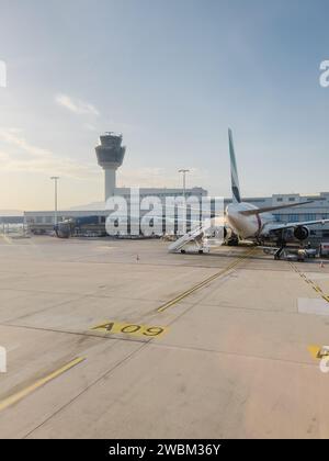 Afines, Griechenland - 20. august 2023: Passagierflugzeug steht vor dem Flughafengebäude am Flugplatz Stockfoto