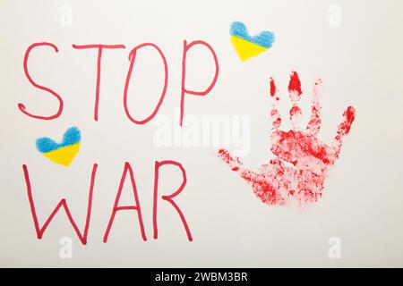 Inschrift Stop war mit Baby Handabdruck auf weißem Hintergrund, Konflikt zwischen der Ukraine und Russland. Kein Krieg, stoppt den Krieg, die russische Aggression. Ukrainisches Pat Stockfoto