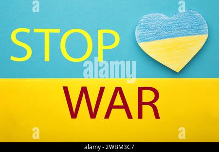 Inschrift Stop war auf blau-gelbem Hintergrund, Konflikt zwischen der Ukraine und Russland. Kein Krieg, stoppt den Krieg, die russische Aggression. Ukrainischer Patriot. Top VI Stockfoto