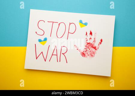 Inschrift Stop war auf blau-gelbem Hintergrund, Konflikt zwischen der Ukraine und Russland. Kein Krieg, stoppt den Krieg, die russische Aggression. Ukrainischer Patriot. Top VI Stockfoto
