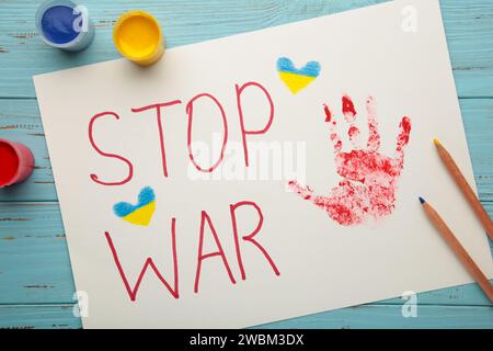 Inschrift Stop war mit Baby Handabdruck auf blauem Hintergrund, Konflikt zwischen der Ukraine und Russland. Kein Krieg, stoppt den Krieg, die russische Aggression. Ukrainische Patr Stockfoto