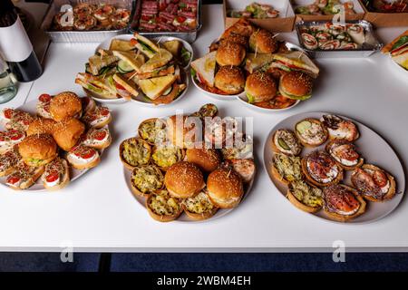 Eine köstliche und vielfältige Auswahl an Vorspeisen und Fingerfood auf einer Party, einem Catering-Event oder einem Buffet. Stockfoto