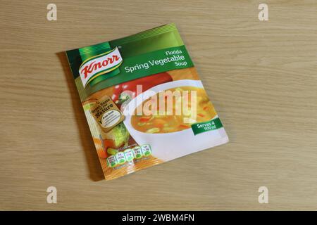 Ein Paket mit Knorr Frühlingsgemüsesuppe Zutaten Fertigmahlzeit Stockfoto