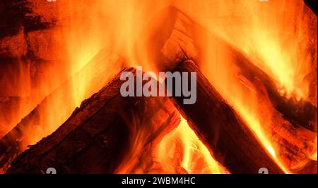 Holzofen im Kamin. Feuer Warmhalten. Kamm der Flamme auf brennendem Holz im Kamin. Weichzeichner. Verschwommener Fokus Stockfoto