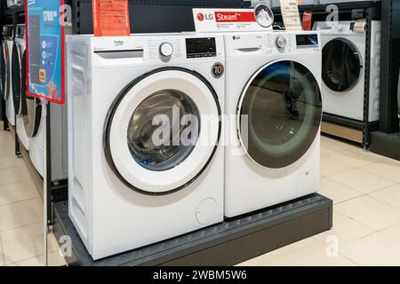 Waschmaschinen werden im Ausstellungsraum eines Handelsgeschäfts ausgestellt. Minsk, Weißrussland - 10. Januar 2024 Stockfoto