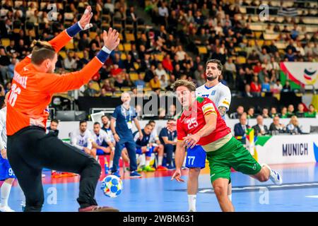 11.01.2024, Olympiahalle, München, GER, EHF EURO für Herren, Gruppe F, Portugal (PRT) vs Griechenland (GRE), im Bild Petros Boukovinas (Griechenland #16) im Zweikampf gegen Ant?nio/Antonio Areia (Portugal #25) Foto ? Die nordphoto GmbH/Straubmeier DFL-Vorschriften verbieten jede Verwendung von Fotografien als Bildsequenzen und/oder Quasi-Video, Stockfoto