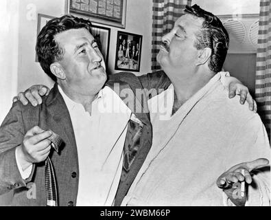 Jackie Gleason (John Herbert Gleason: 1916-1987). Der irische Schriftsteller Brendan Behan mit Jackie Gleason in Gleasons Garderobe nach einer Aufführung von Take Me Along (1960). Stockfoto