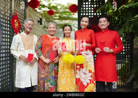 Glückliche vietnamesische Familie hat sich wiedervereint, um das Neujahrsfest zu feiern Stockfoto