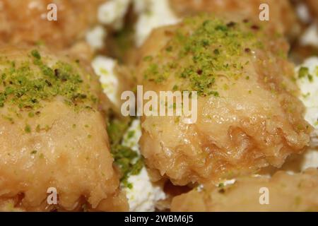 Ward el Sham, ein arabisches Dessert aus Baklava-Teigchips und gefüllt mit Aschta. Stockfoto