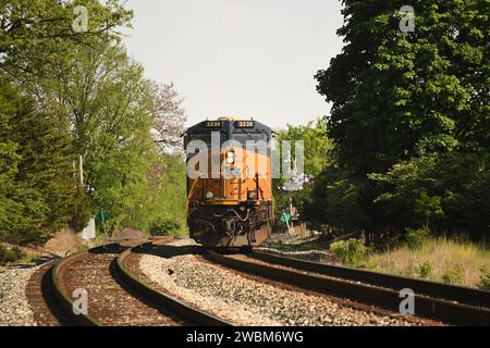 Ein Foto eines CSX-Stroms durch den Bahnhof Washington Grove in Gaithersburg, MD. Stockfoto