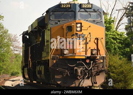 Ein Foto eines CSX-Stroms durch den Bahnhof Washington Grove in Gaithersburg, MD. Stockfoto