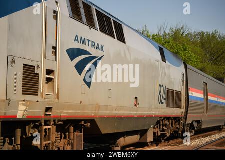 Der Amtrak Capitol Limited-Zug fährt von DC nach Chicago und durchquert den Bahnhof Washington Grove in Gaithersburg, MD. Stockfoto