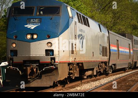Der Amtrak Capitol Limited-Zug fährt von DC nach Chicago und durchquert den Bahnhof Washington Grove in Gaithersburg, MD. Stockfoto
