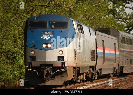 Der Amtrak Capitol Limited-Zug fährt von DC nach Chicago und durchquert den Bahnhof Washington Grove in Gaithersburg, MD. Stockfoto
