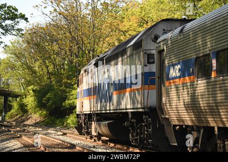 Gaithersburg, MD - USA - 23. 04. 2023: Hier ist ein Foto eines MP36H MARC-Zuges, der in den Bahnhof Washington Grove fährt. Stockfoto