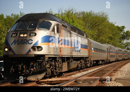 Gaithersburg, MD - USA - 23. 04. 2023: Hier ist ein Foto eines MP36H MARC-Zuges, der in den Bahnhof Washington Grove fährt. Stockfoto