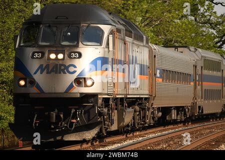 Gaithersburg, MD - USA - 23. 04. 2023: Hier ist ein Foto eines MP36H MARC-Zuges, der in den Bahnhof Washington Grove fährt. Stockfoto