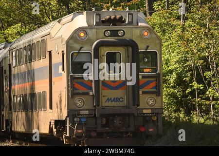 Gaithersburg, MD - USA - 23. 04. 2023: Hier ist ein Foto eines MP36H MARC-Zuges, der in den Bahnhof Washington Grove fährt. Stockfoto