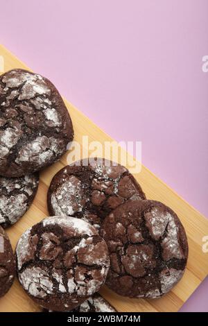 Weiche Brownie-Kekse aus dunkler Schokolade auf Schneidebrett. Draufsicht Stockfoto