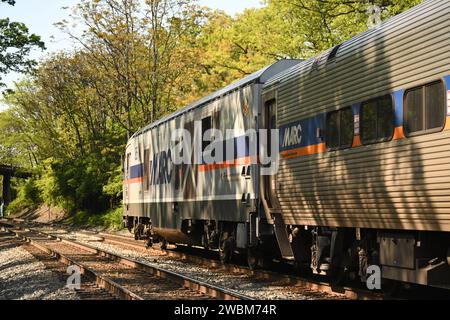 „Gaithersburg, MD - USA - 23.04.2023: Hier ist ein Foto eines Siemens Charger SC44 MARC Zuges, der in den Bahnhof Washington Grove fährt.“ Stockfoto