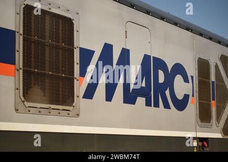 „Gaithersburg, MD - USA - 23.04.2023: Hier ist ein Foto eines Siemens Charger SC44 MARC Zuges, der in den Bahnhof Washington Grove fährt.“ Stockfoto