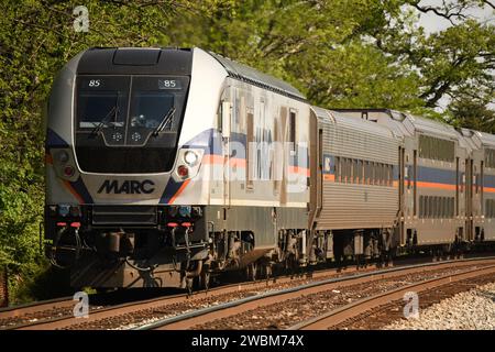 „Gaithersburg, MD - USA - 23.04.2023: Hier ist ein Foto eines Siemens Charger SC44 MARC Zuges, der in den Bahnhof Washington Grove fährt.“ Stockfoto