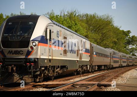 „Gaithersburg, MD - USA - 23.04.2023: Hier ist ein Foto eines Siemens Charger SC44 MARC Zuges, der in den Bahnhof Washington Grove fährt.“ Stockfoto