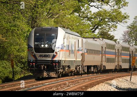 „Gaithersburg, MD - USA - 23.04.2023: Hier ist ein Foto eines Siemens Charger SC44 MARC Zuges, der in den Bahnhof Washington Grove fährt.“ Stockfoto